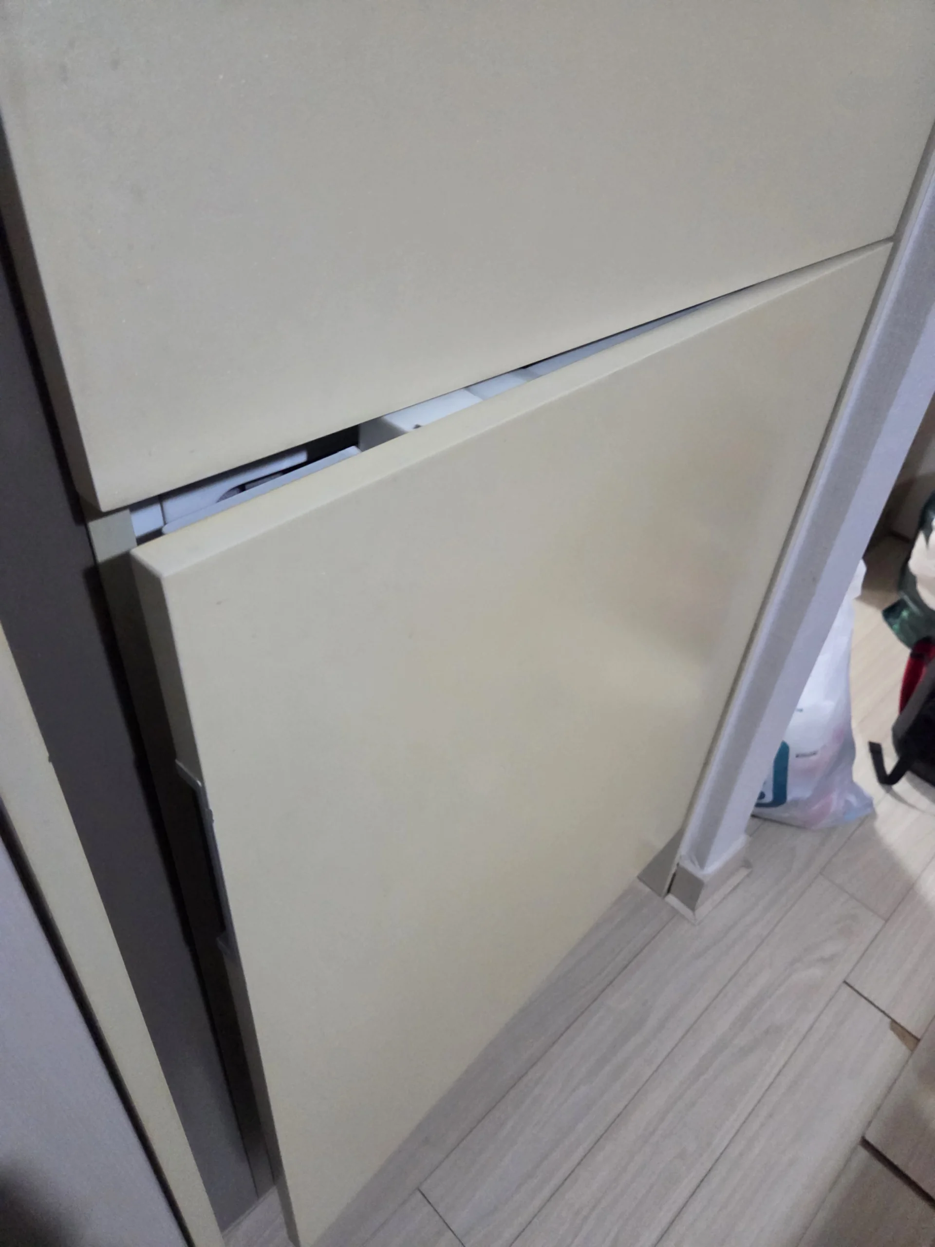 경첩·나사 자리 보강 수리 전